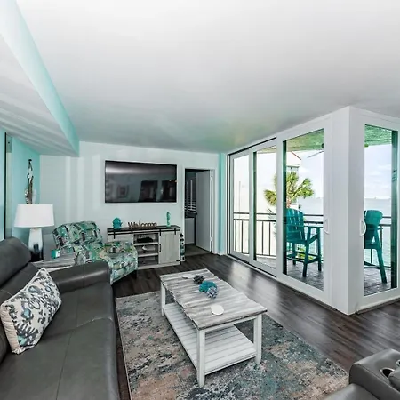 La Puerta Island Retreat With Florida Flair Villa